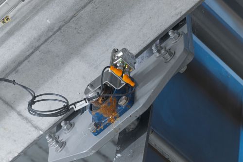 Inclination sensor to determine the deflection of the chute when filling the container IO-Link master in the control cabinet