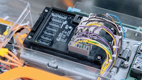 Die Steuerung integriert und verdrahtet in der Batterie-Management-Einheit