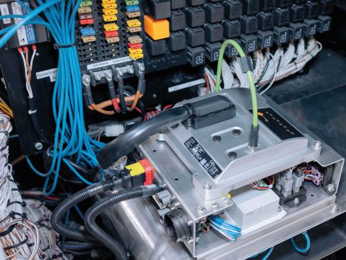 Die Hauptsteuerung verbaut und verdrahtet im Bus