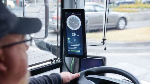 Display im Cockpit, links an der A-Säule montiert, im Sichtfeld des Busfahrers, zeigt die aktuelle Geschwindigkeit und Reichweite an