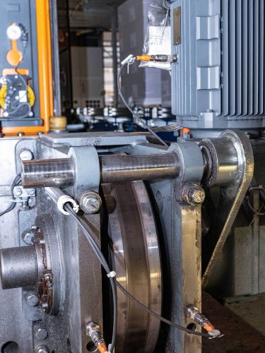 Electric motor and drive wheel of the storage and retrieval unit, both of which have vibration sensors screwed into the housing.