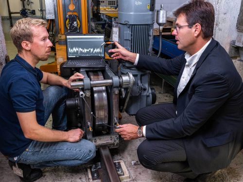 The diagnostic software moneo interprets vibration data and alerts the team in case of anomalies, supporting on-site adjustment and alignment.