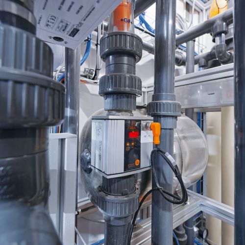 Ultrasonic flow meter integrated in a pipe
