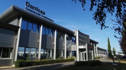Außenansicht des Danfoss-Produktionsgebäudes in Reyrieux mit Danfoss-Schriftzug auf dem Dach.