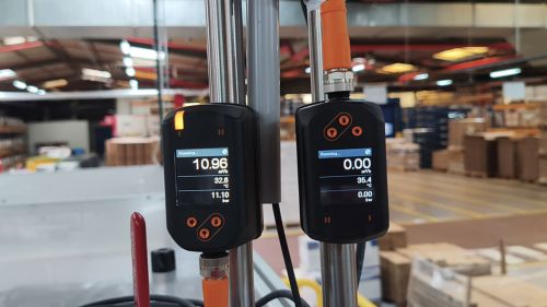 Zwei an Rohrleitungen montierte Durchflusssensoren mit digitalen Messwertanzeigen zur Erfassung des Heliumverbrauchs.