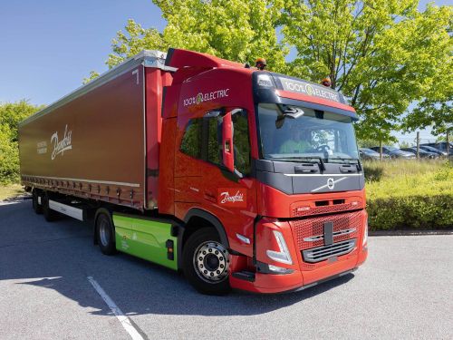 Un camión eléctrico rojo toma una curva