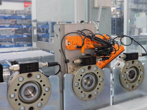 Sistema de elevación con horquillas y módulo IO-Link montados