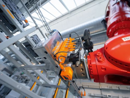 Brazo robótico con sistema de elevación, módulo de E/S y sensores montados