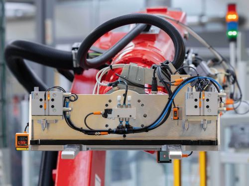 Sistema de elevación con horquillas y sensores montados