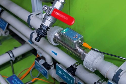 Ultrasonic flow meter in a plastic water pipe.