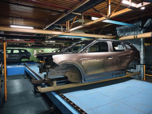 Carrosserie de véhicule sur un convoyeur