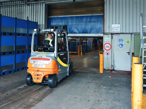 Porte roulante d’un hall de production