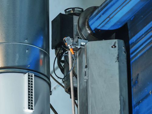 Gros plan d’un capteur sur une porte roulante