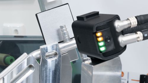 Un capteur de contour détecte la vanne de remplissage de la conduite de climatisation