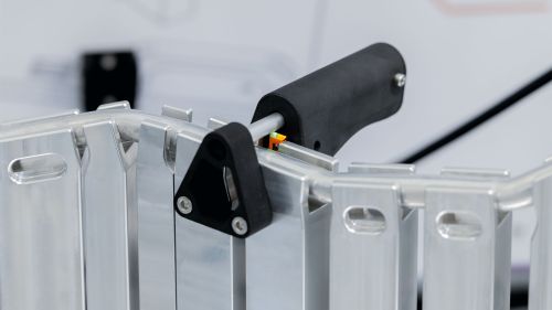 Un boulon de verrouillage empêche le retrait de la conduite de climatisation du gabarit