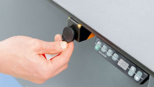 Une puce RFID est placée devant la tête de lecture