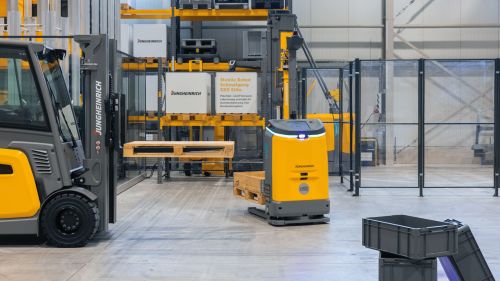 AMR avoids forklift trucks