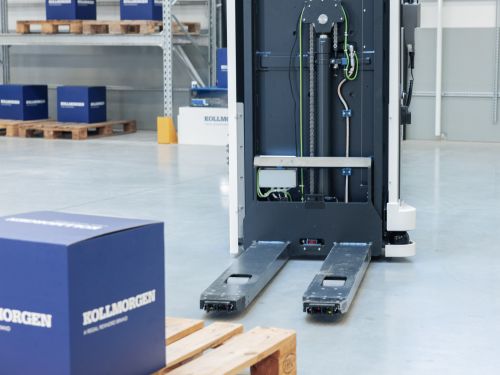 An autonomous forklift drives up to a pallet to pick it up.