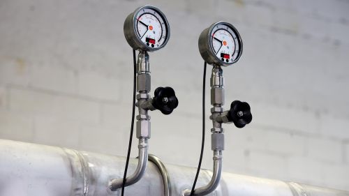 Two electronic contact manometers installed in parallel in a cooling line