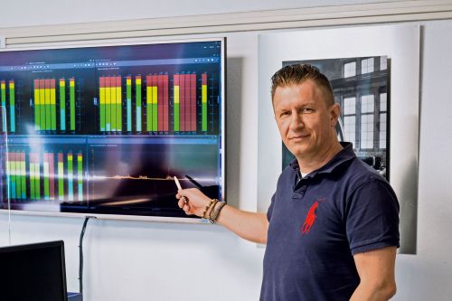 Jeroen Munnik in front of a display where the vibration analysis is visualised