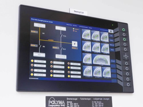 Stort berøringsfølsomt display med kontrolknapper på siden og D-pad