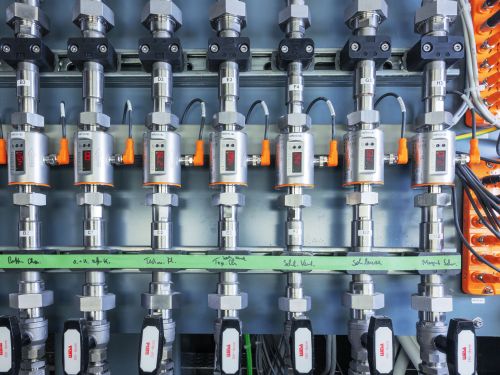 Flow sensors and IO-Link master in a cooling circuit.