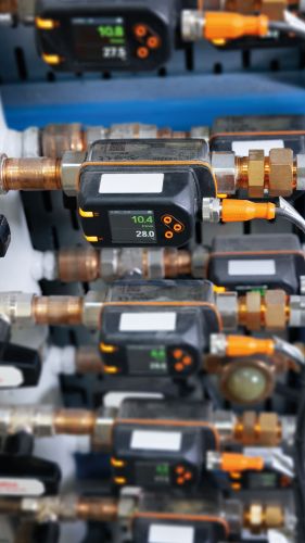 Flow sensors in the cooling circuit.