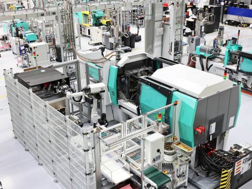 Kunststoffspritzgussmaschine inklusive Roboter für das Handling der Formteile