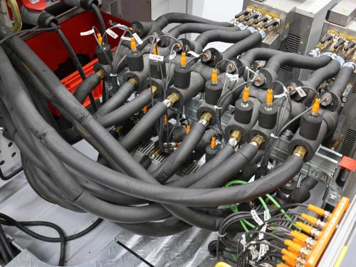 Acht nebeneinander verlaufende Kühlleitungen mit jeweils einem Temperatursensor
