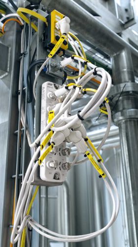 Maître IO-Link et module AS-i, montés dans une installation