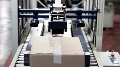 Teaser image of the article: Making sure that parcels are securely sealed. The OGD Reflectivity Time-of-Flight sensor reliably monitors the correct application of adhesive strips