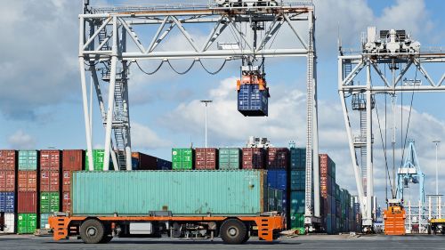Teaser image of the article: Smart port cranes boost uptime. Vibration analysis secures operational reliability of remote-controlled gantry crane systems in modern megaports