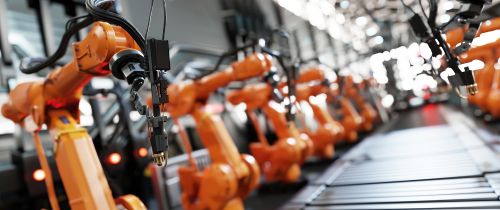 Roboterarme am Fließband in einer modernen Fabrik