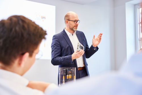 Teaserbild von dem Artikel: ifm Academy. Wir bieten Schulungen und Präsentationen zu einzelnen Geräten, ganzen Produktgruppen oder angelehnten Themengebieten rund um das ifm-Portfolio.