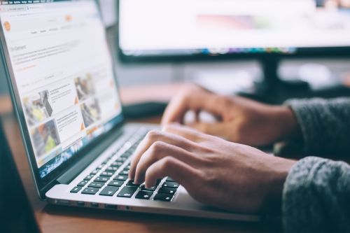 Teaserbild von dem Artikel: Web‑Seminar verpasst? Jetzt On-Demand ansehen. Aufzeichnungen unserer Web‑Seminare zu Automatisierung, Sensorik, Software und IIoT – jederzeit abrufbar und kostenfrei.