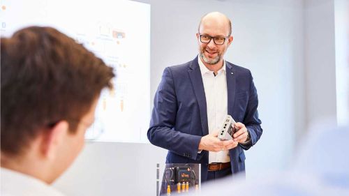 Teaserbild von dem Artikel: Individuelle Produktschulungen. Stellen Sie sich Ihr maßgeschneidertes Seminar über einzelne Produkte und/oder Produktgruppen zusammen.