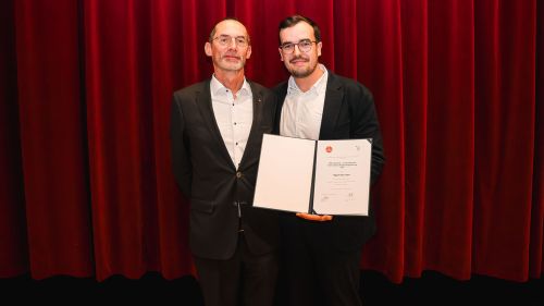 Student Miguel Gato López bekommt von Jörg Poser, Vice President Technical Management ifm efector, den ifm-Leistungspreis überreicht.