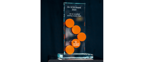 Award aus Glas mit orangen Zylindern