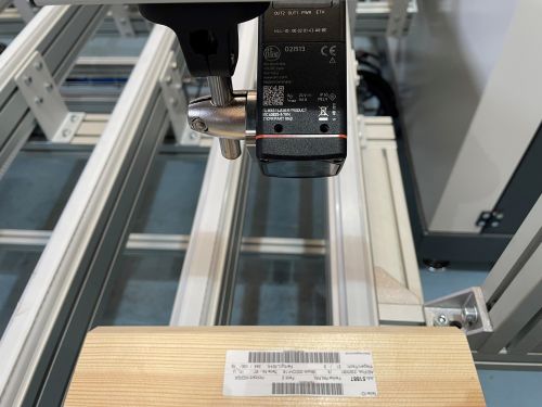 Il lettore di codici O2I5 di ifm, con interfaccia Profinet integrata, è posizionato all’inizio della linea e consente di scannerizzare il pezzo in entrata