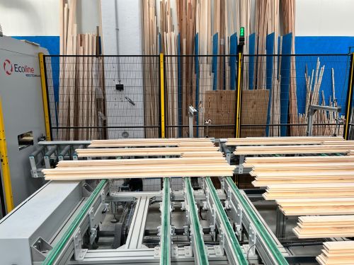 Ecoline ha studiato una macchina automatica con il posizionamento di tutti gli assi controllati in base alla geometria del profilo.