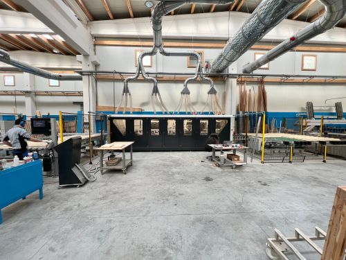 Ecoline ha studiato una macchina automatica con il posizionamento di tutti gli assi controllati in base alla geometria del profilo.