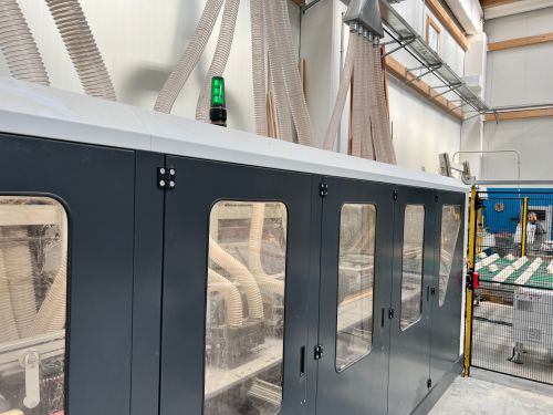 La macchina è stata equipaggiata con un sistema di segnalazione dotato di torrette luminose della serie DV di ifm, che utilizzano la tecnologia LED RGB.