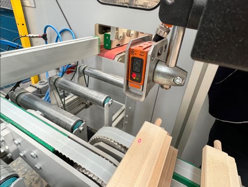 la tecnologia “tempo di volo” delle fotocellule O5D100 permette di lavorare legni di colori diversi