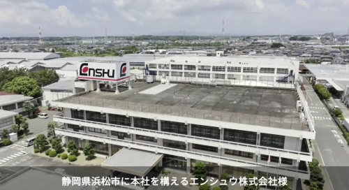 記事のティザー画像: 工作機械メーカーが実現した配線工数50％削減の秘訣. 誤配線の防止や設定ミスの回避、機器交換時の自動復旧など、現場の省力化と品質向上を実現