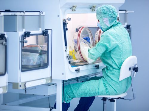 Frau arbeitet in einem Produktionslabor der pharmazeutischen Industrie