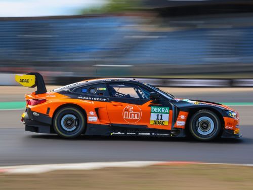 ADAC-GT-Masters-Rennwagen von Tim Zimmermann in Orange-Schwarz mit ifm-Logo
