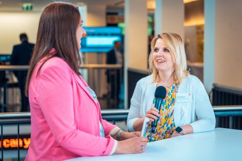 Susanne Seitz von GIB interviewt Sonja Meyrose von Karl Mayer auf der Fachtagung ifm SUCCESS DAYS 2023 in Siegen.