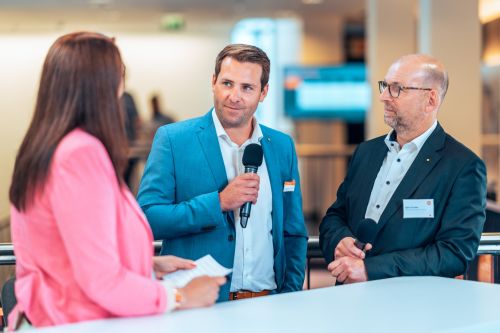Photo of Dr. Alexander Hoffmann and Björn Knabe giving an interview on the topic of FOX at the SCM symposium ifm SUCCESS DAYS 2023.