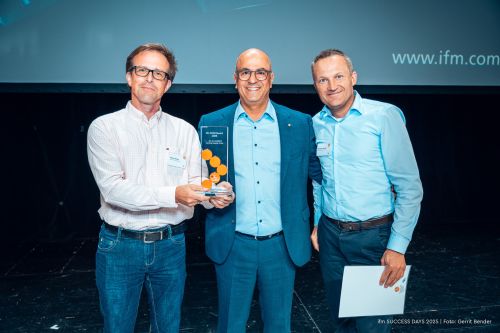 Bilgin Kilic presents the ifm SCM Award 2025 for the fastest implementation to Volker Herold and Alexander Radtke from KEENFINITY.