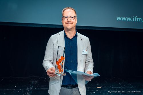 Michael Och from MAHLE with the ifm SCM Award 2025 for future-proof excellence in mid-term planning.